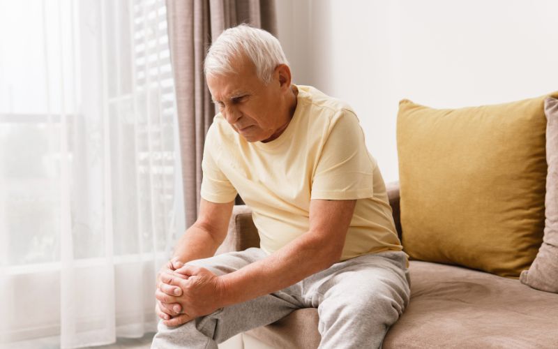 Nguyên nhân dẫn đến bệnh gout thứ phát chủ yếu liên quan đến tình trạng sức khỏe khác và việc sử dụng thuốc