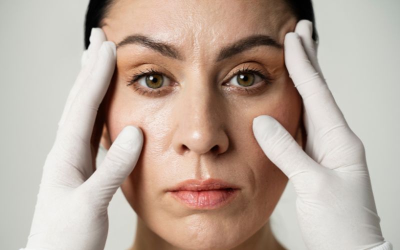 Nhận biết dấu hiệu lão hóa da từ sớm là vô cùng quan trọng để thực hiện các biện pháp phòng ngừa hiệu quả