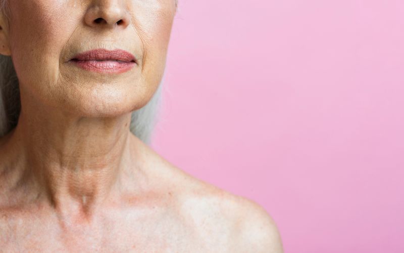 Da không còn đều màu và xuất hiện lỗ chân lông to hơn là dấu hiệu lão hoá da