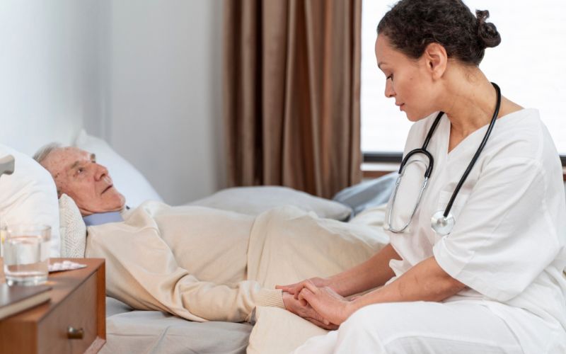 Bệnh Parkinson là một bệnh về não tiến triển chậm, thường xảy ra ở sau 40 tuổi 
