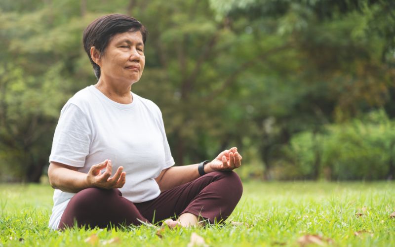 Kỹ thuật thở sâu và thiền có thể giúp giảm căng thẳng và lo âu, từ đó cải thiện chất lượng giấc ngủ