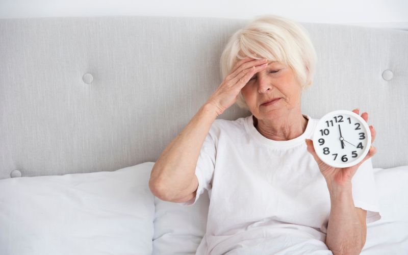 Mất ngủ tuổi 50 mãn tính được xác định khi tình trạng mất ngủ kéo dài từ ba tháng trở lên