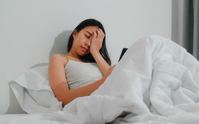 Ở tuổi 50, đặc biệt là phụ nữ, sự thay đổi hormone là một trong những nguyên nhân chính gây ra mất ngủ