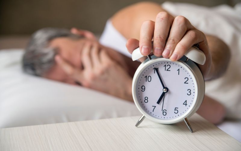 Những vấn đề sức khỏe có thể gây ra cơn đau hoặc khó chịu, làm gián đoạn giấc ngủ