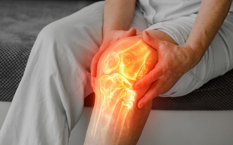 Tái tạo sụn khớp bằng tế bào gốc có ưu điểm nổi bật là giảm nguy cơ biến chứng rõ rệt