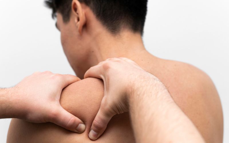 Thoái hóa khớp vai là tình trạng mãn tính xảy ra khi lớp sụn trong khớp vai bị tổn thương hoặc hao mòn