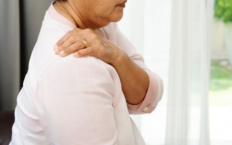 Đối tượng nguy cơ cao mắc phải thoái hoá khớp vai là người cao tuổi, người thường xuyên vận động khớp vai mạnh